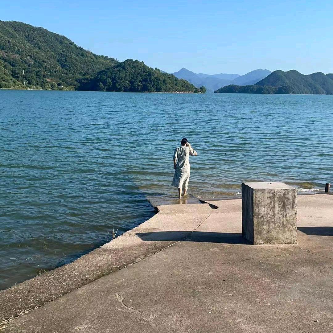 村里有个姑娘叫小芳