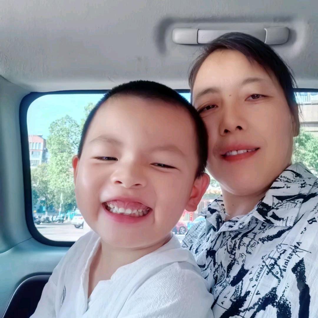 养鸡人，洪美霞