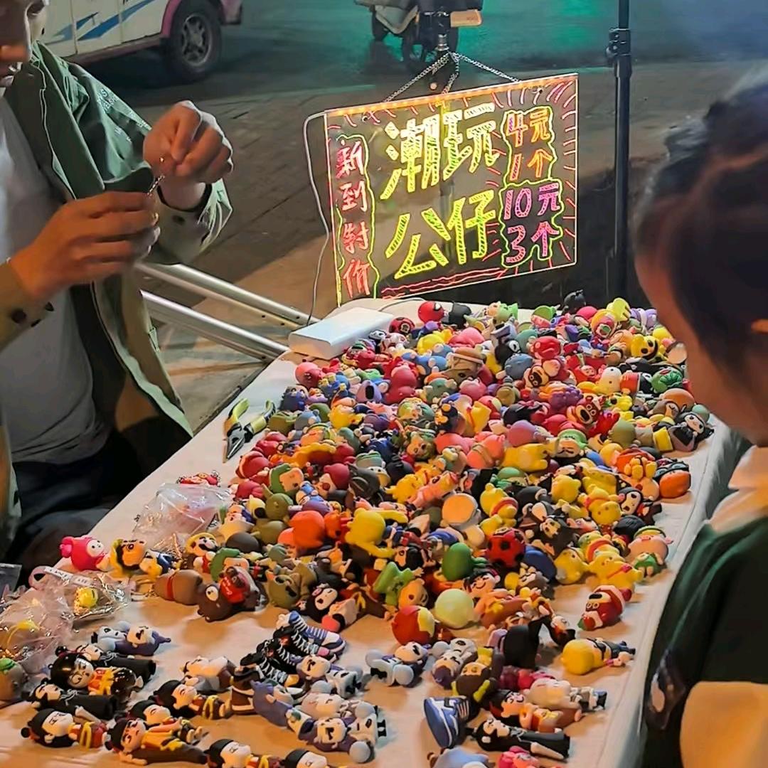 路灯下的摆潮人