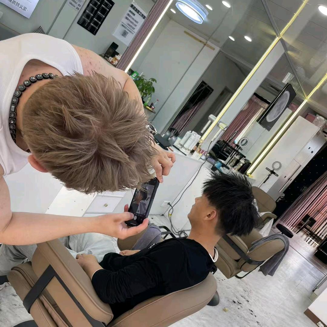 丶  美诺发型工作室。
