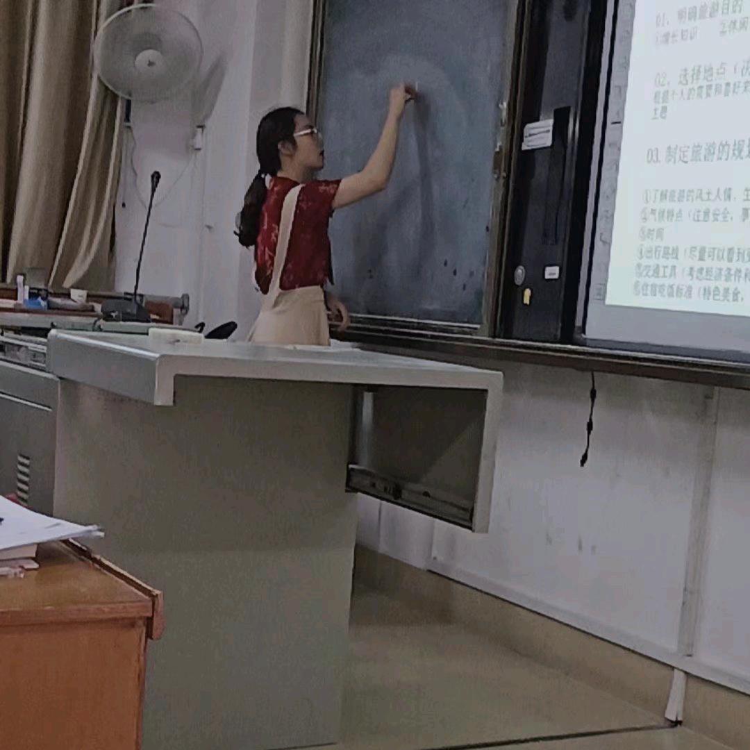 覃佳佳