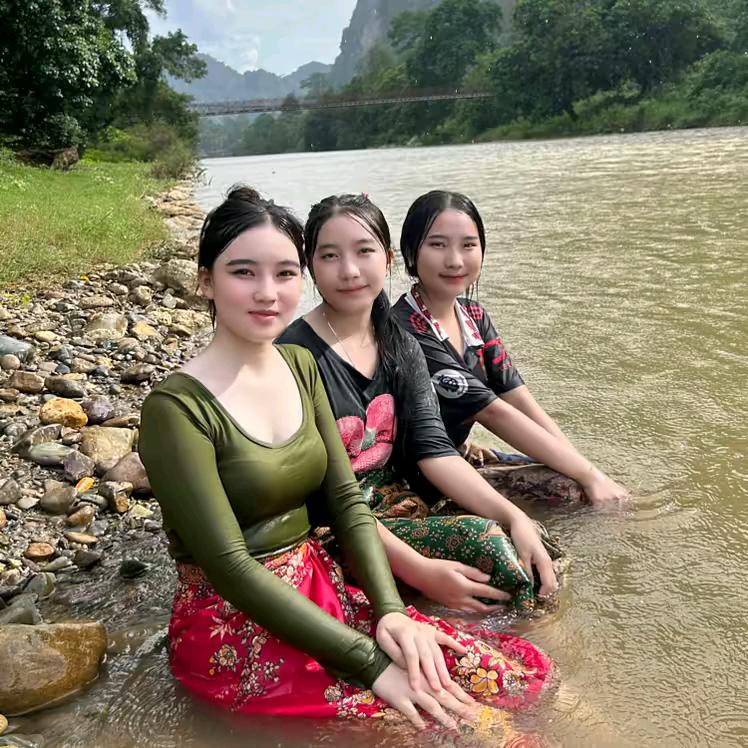 苗族女孩