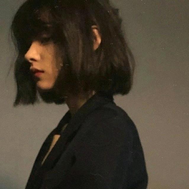 不爱讲话。