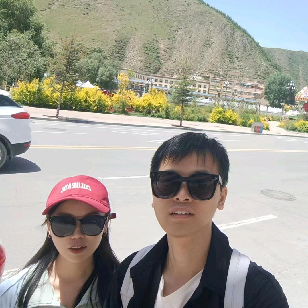 是小黄和小陈呀