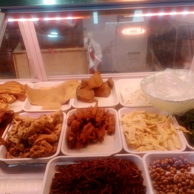 老下陆中心市场梁记卤味