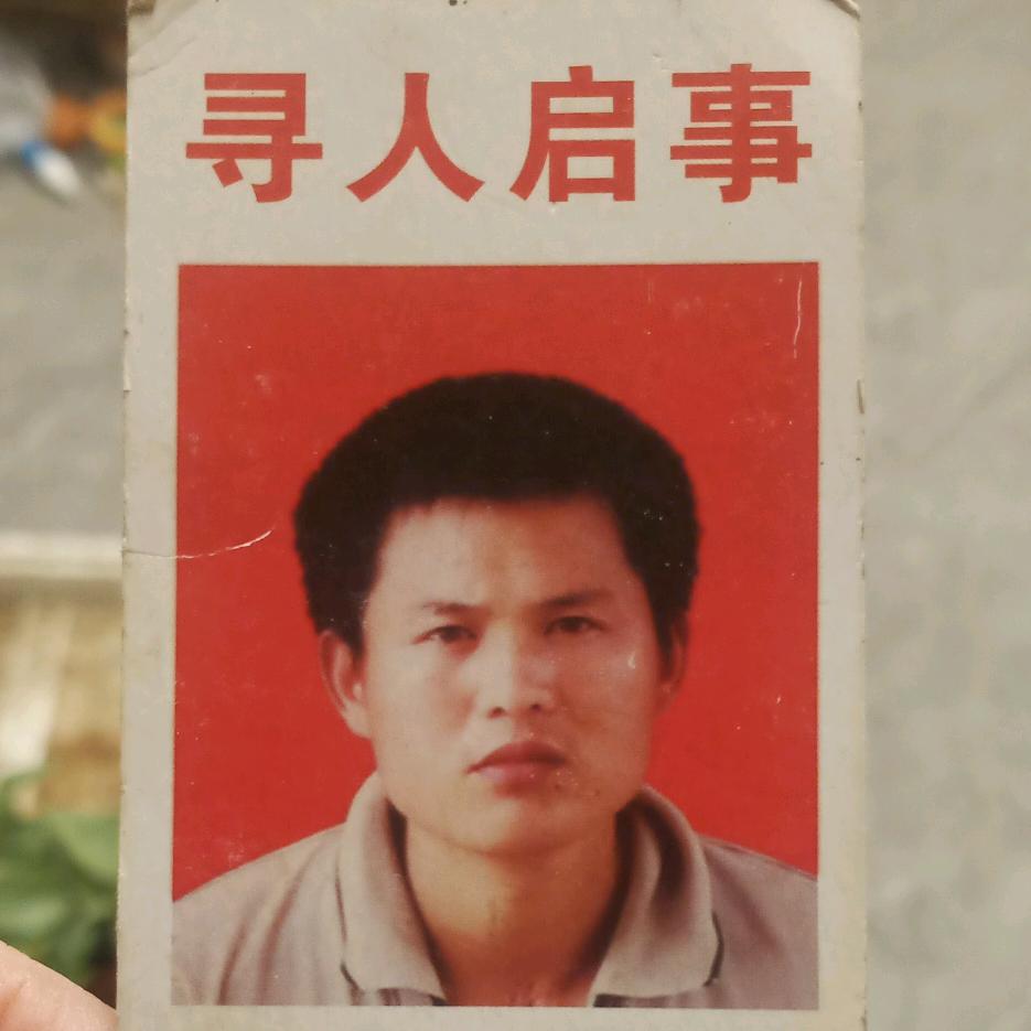 等待儿子回家的爸爸