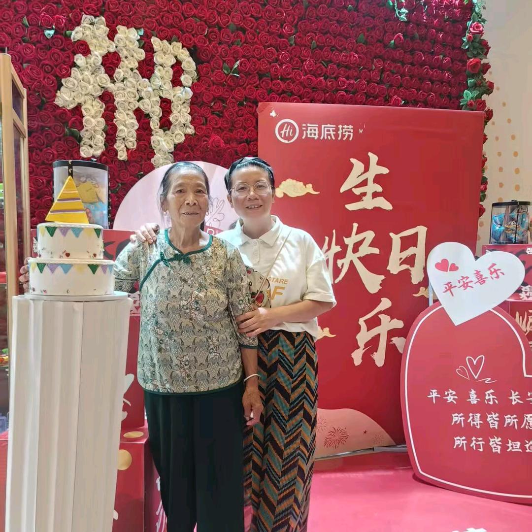 大蜗牛牵着小蜗牛去学习