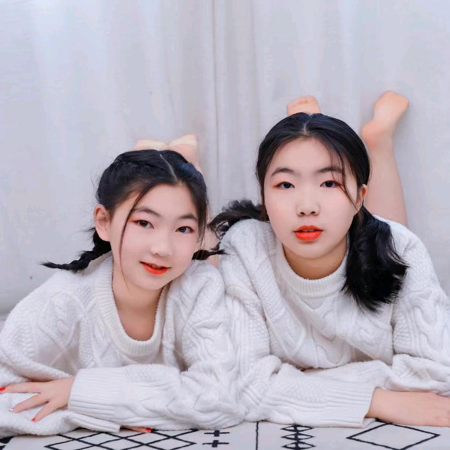两个小美女（拒绝私聊）