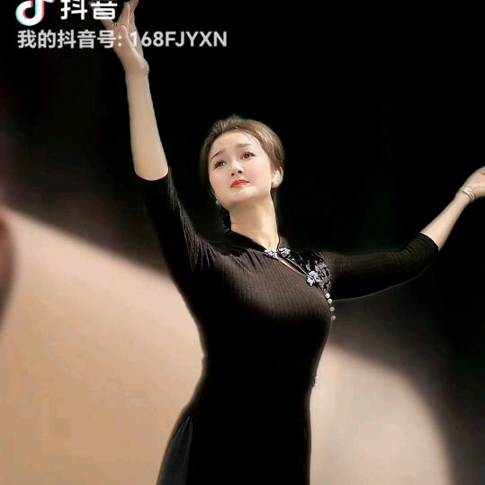 爱笑的颜小妞