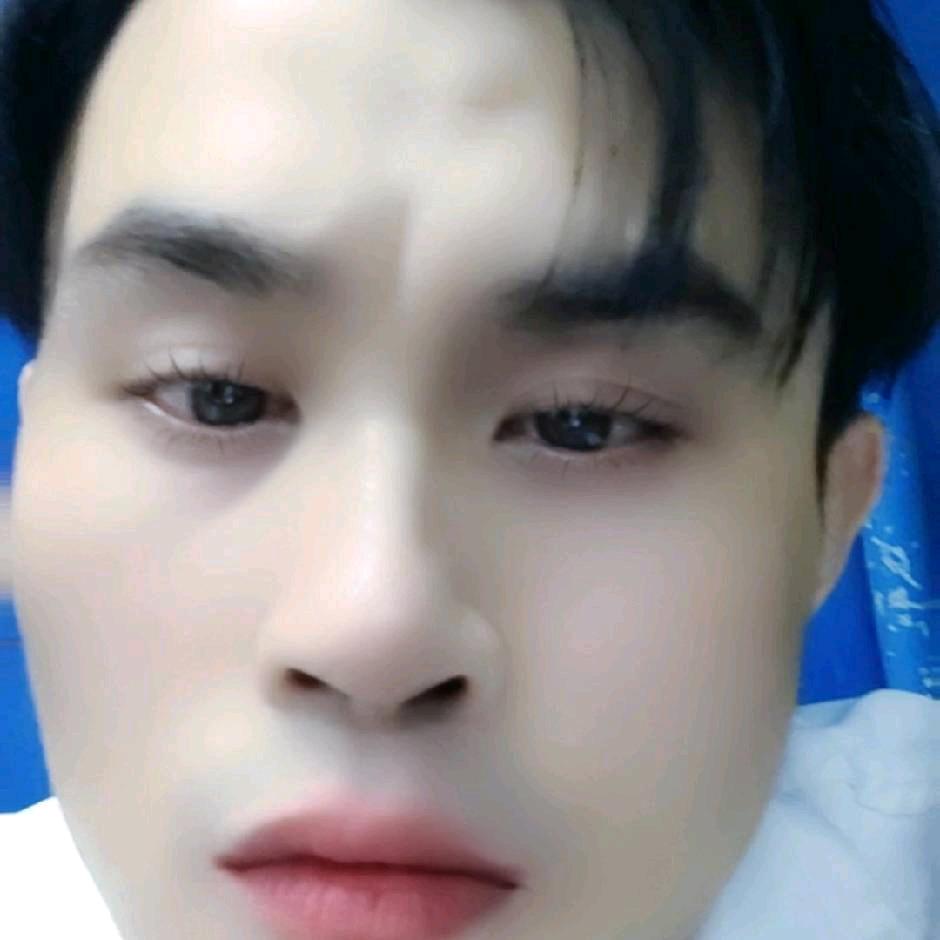 年轻的小伙子。