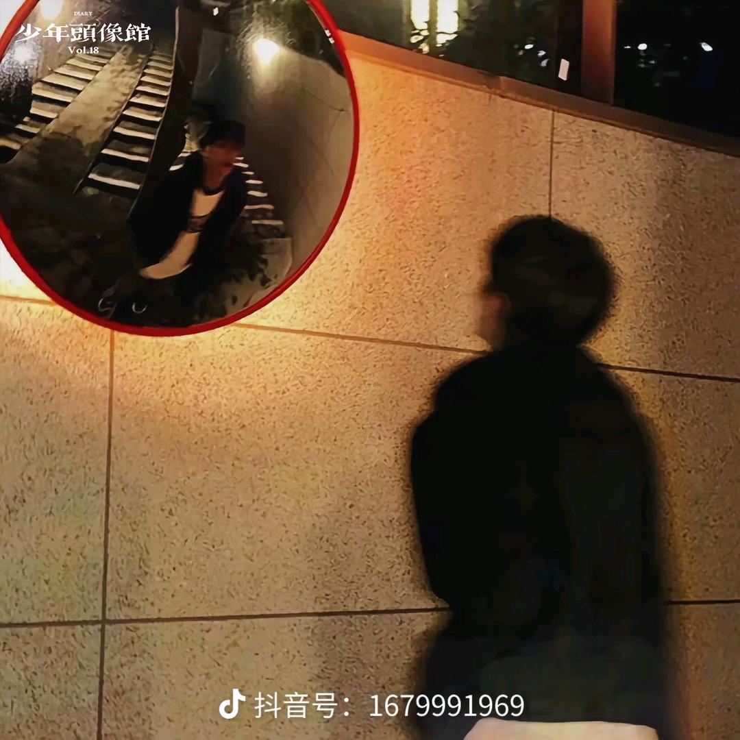 M、