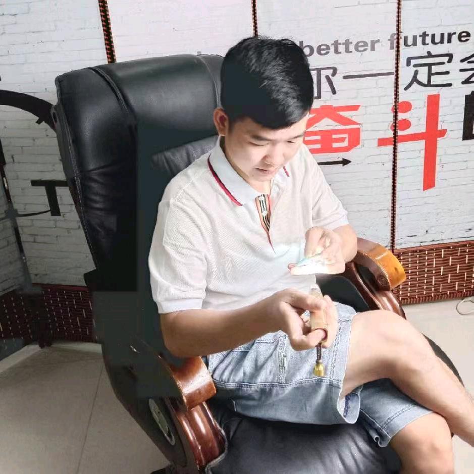 玉雕手艺人啊发商贸行