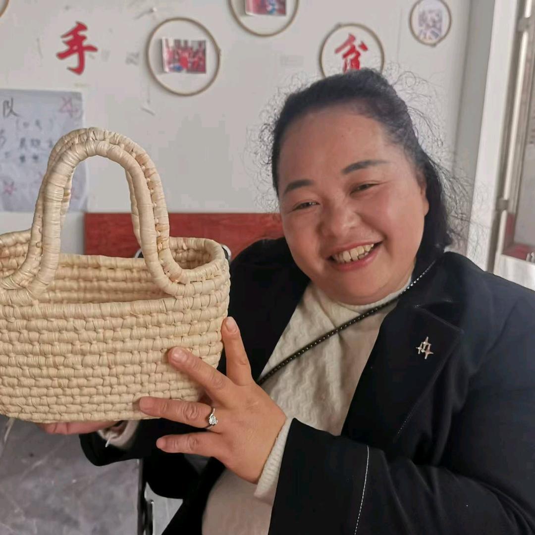 苗乡草编