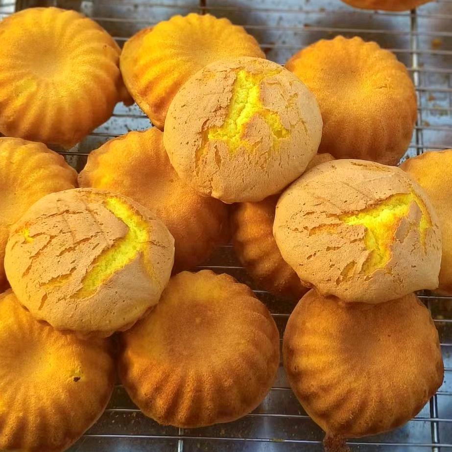 阿龙摆摊卖鸡蛋糕