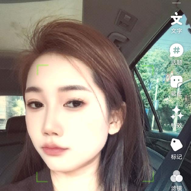 阳光下的少年。