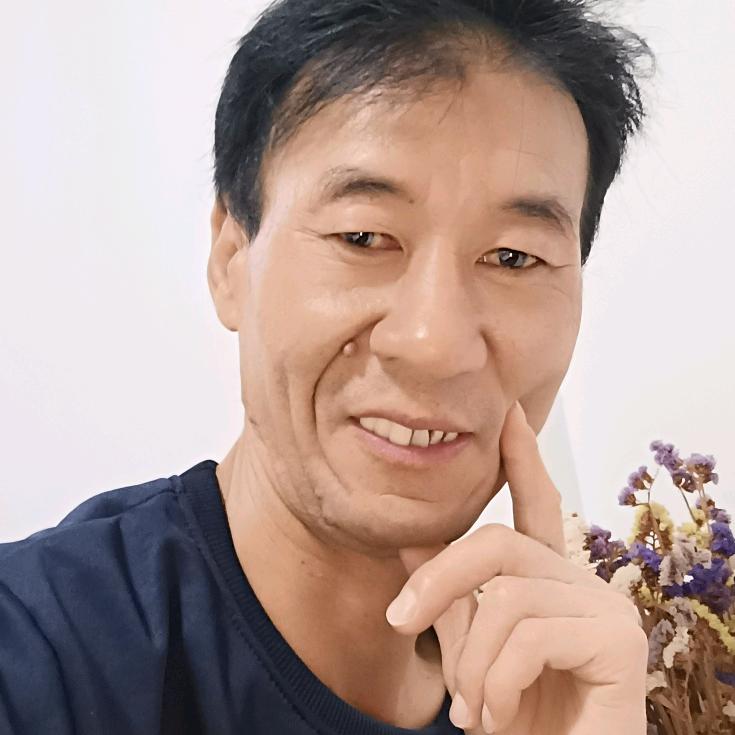 等待。