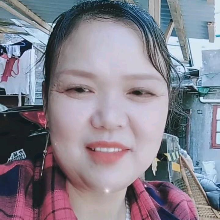 罗建英开心一笑