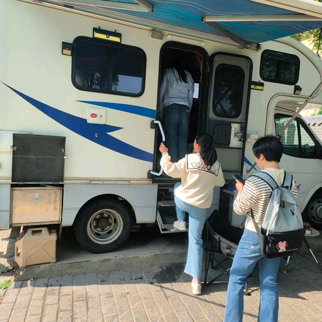 轻舟 已过万重山。