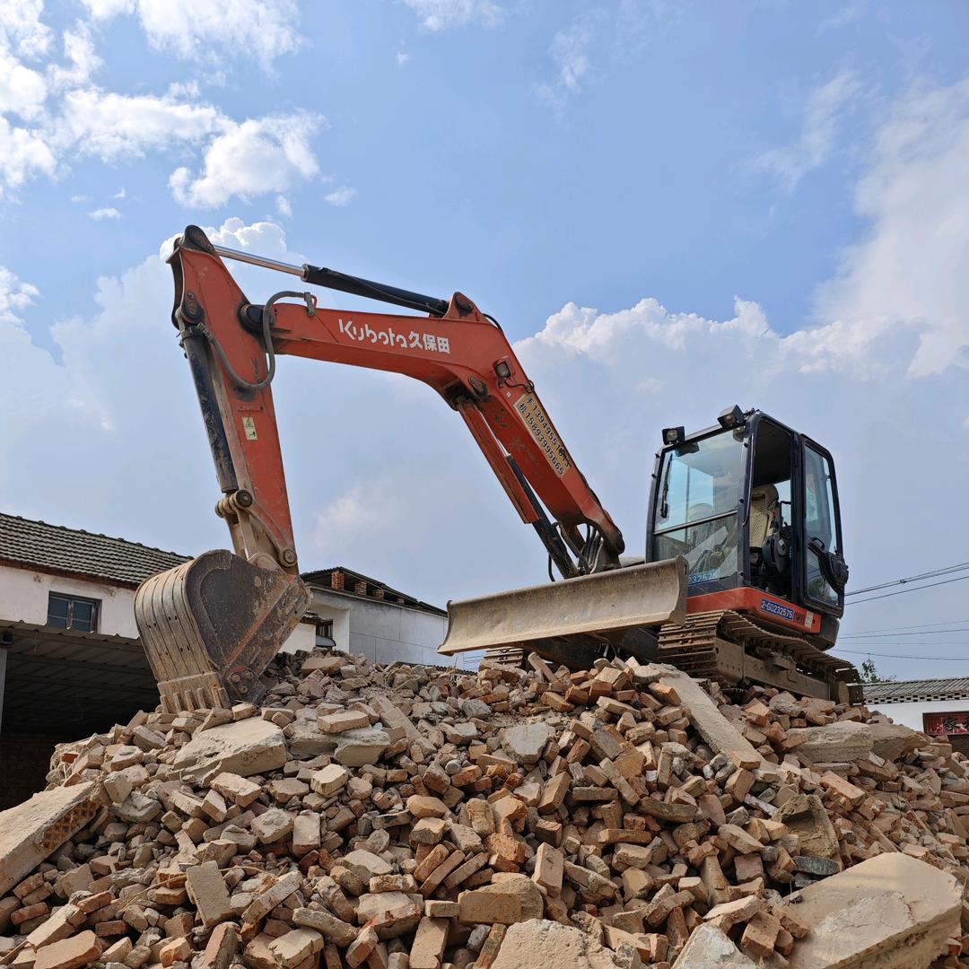 00后挖机小伙儿