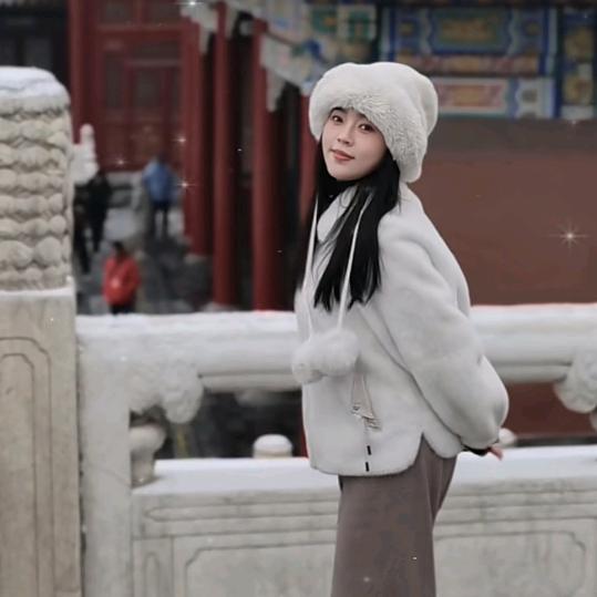 歌舞蹁跹，风月无边。身体不行，切勿靠前。