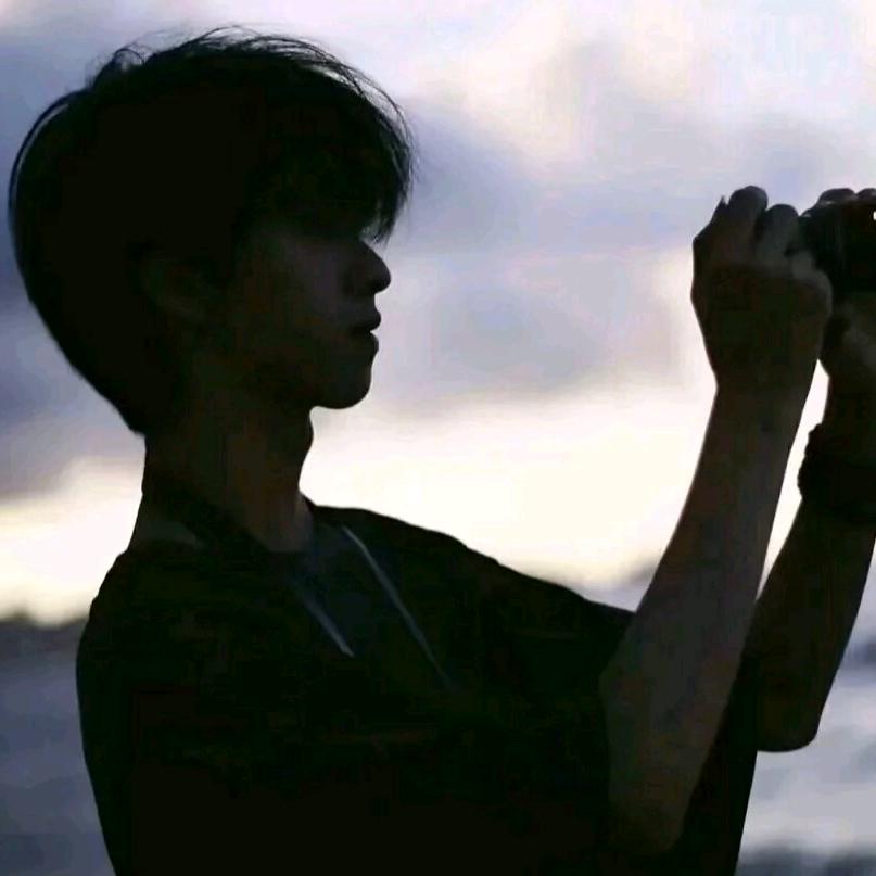 忧郁男大没钱吃饭被迫当鸭