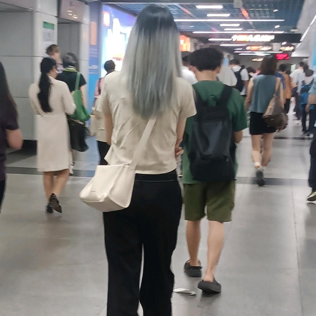 小音.（美食在橱窗）