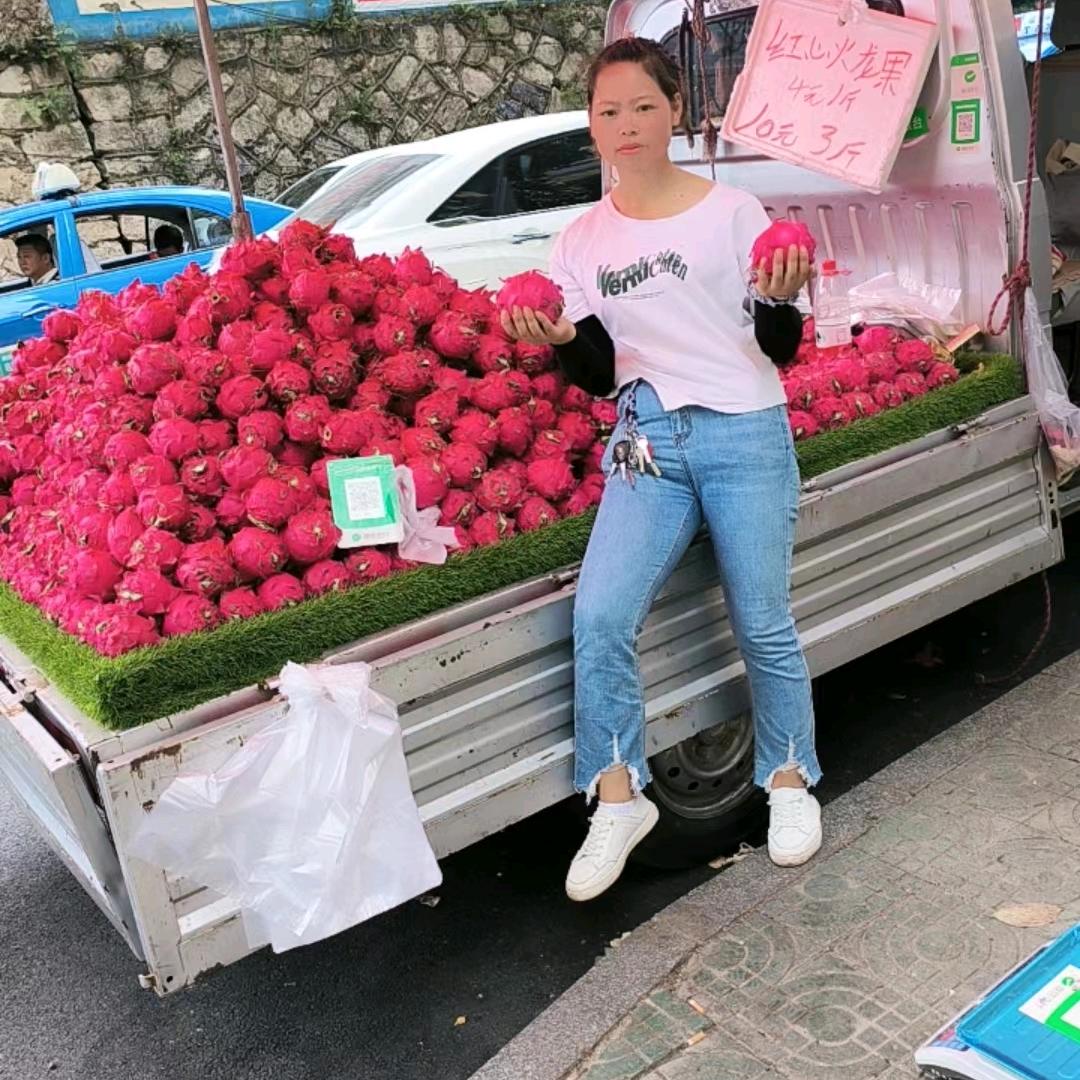 摆地摊卖水果的小梅