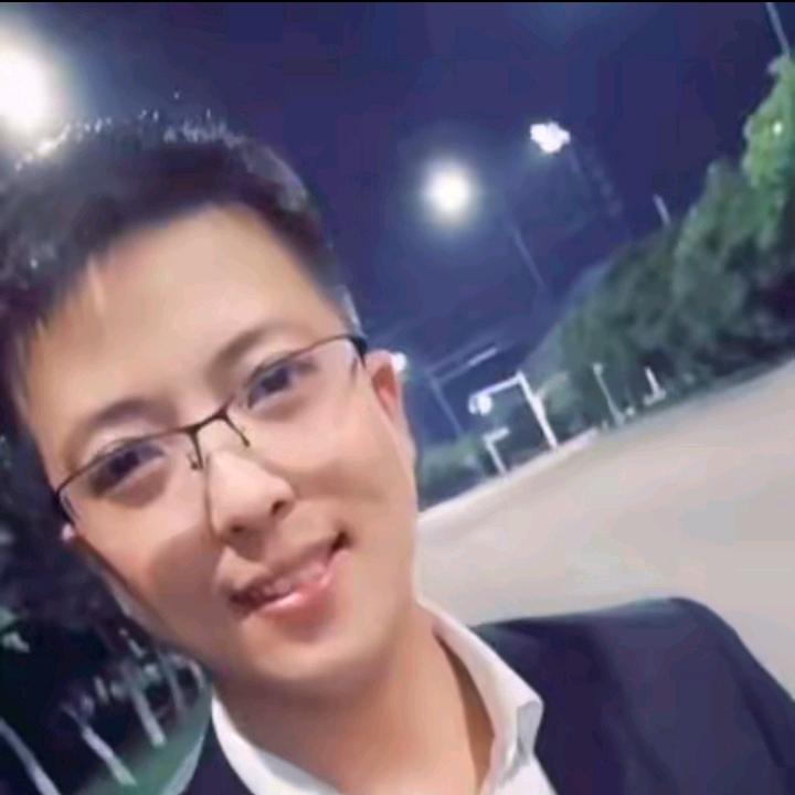 爱笑的酒窝大叔