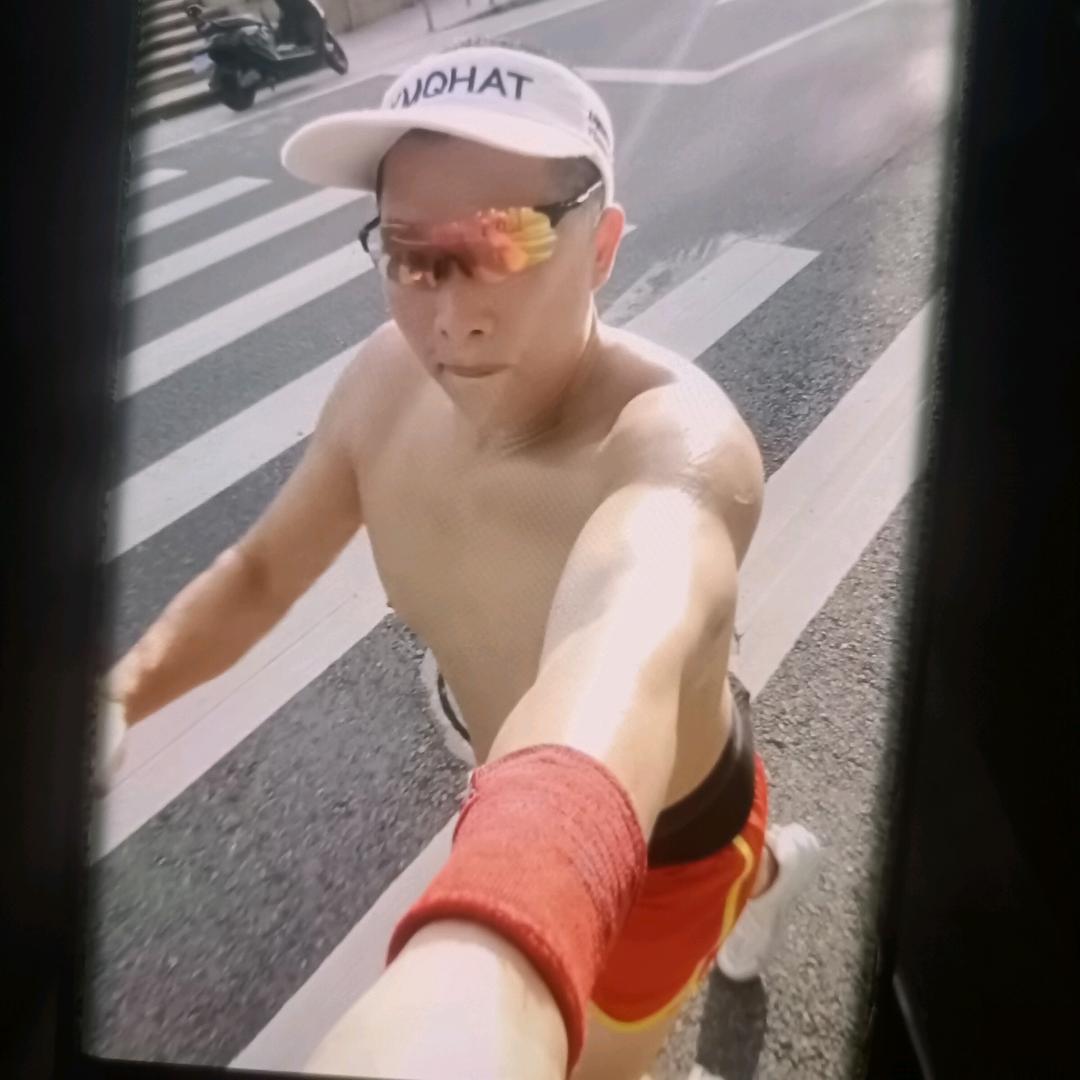 60后大叔喜欢跑步健身