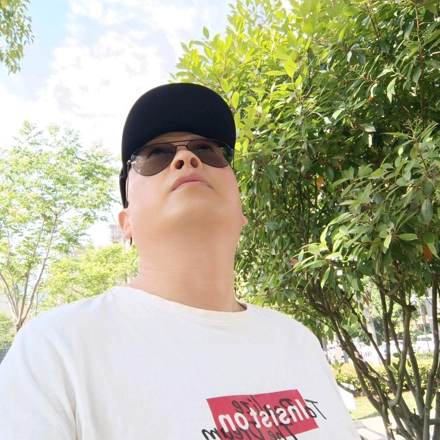 何哥爱唱歌。