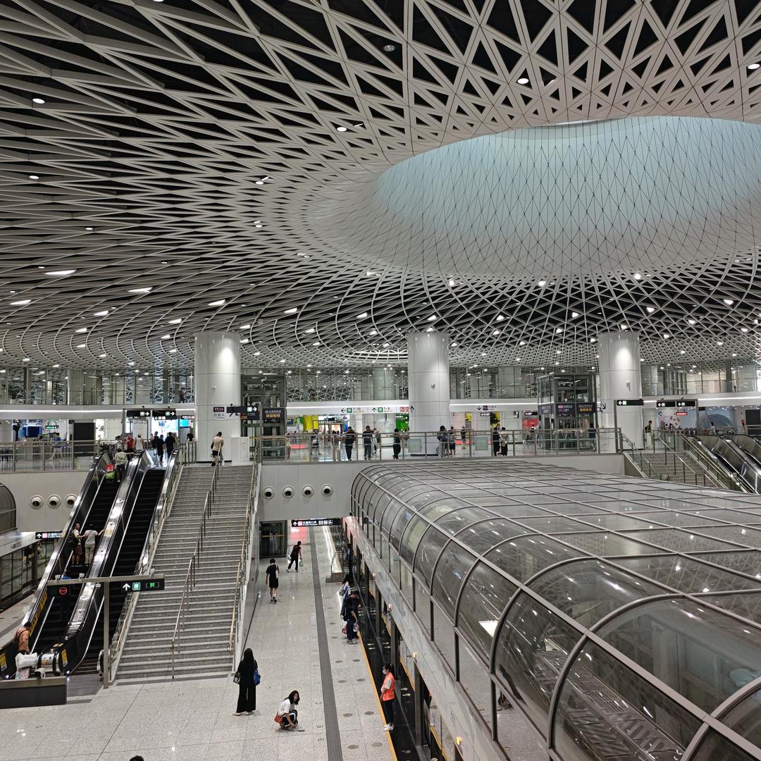 深漂阿浩（←）