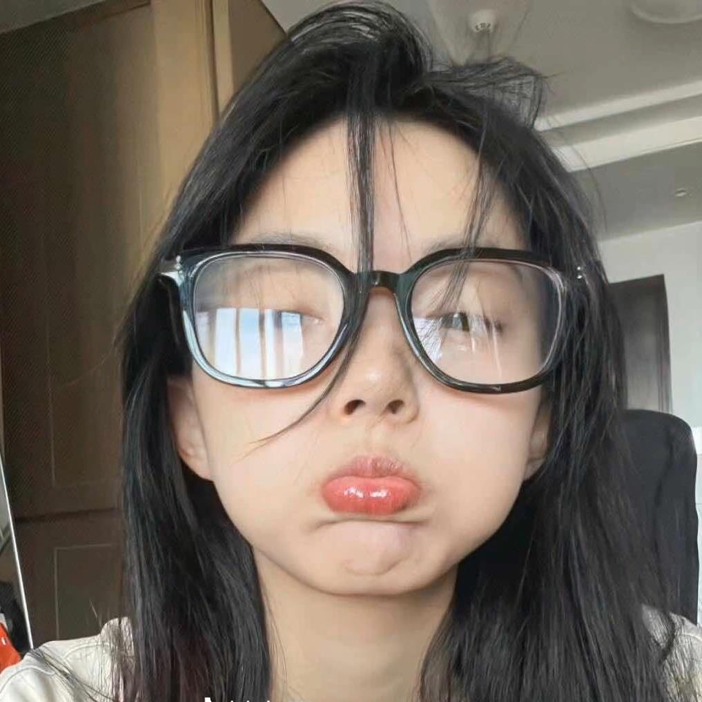 张妍.