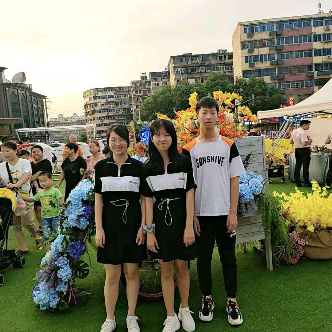 三个孩子陪读爸爸