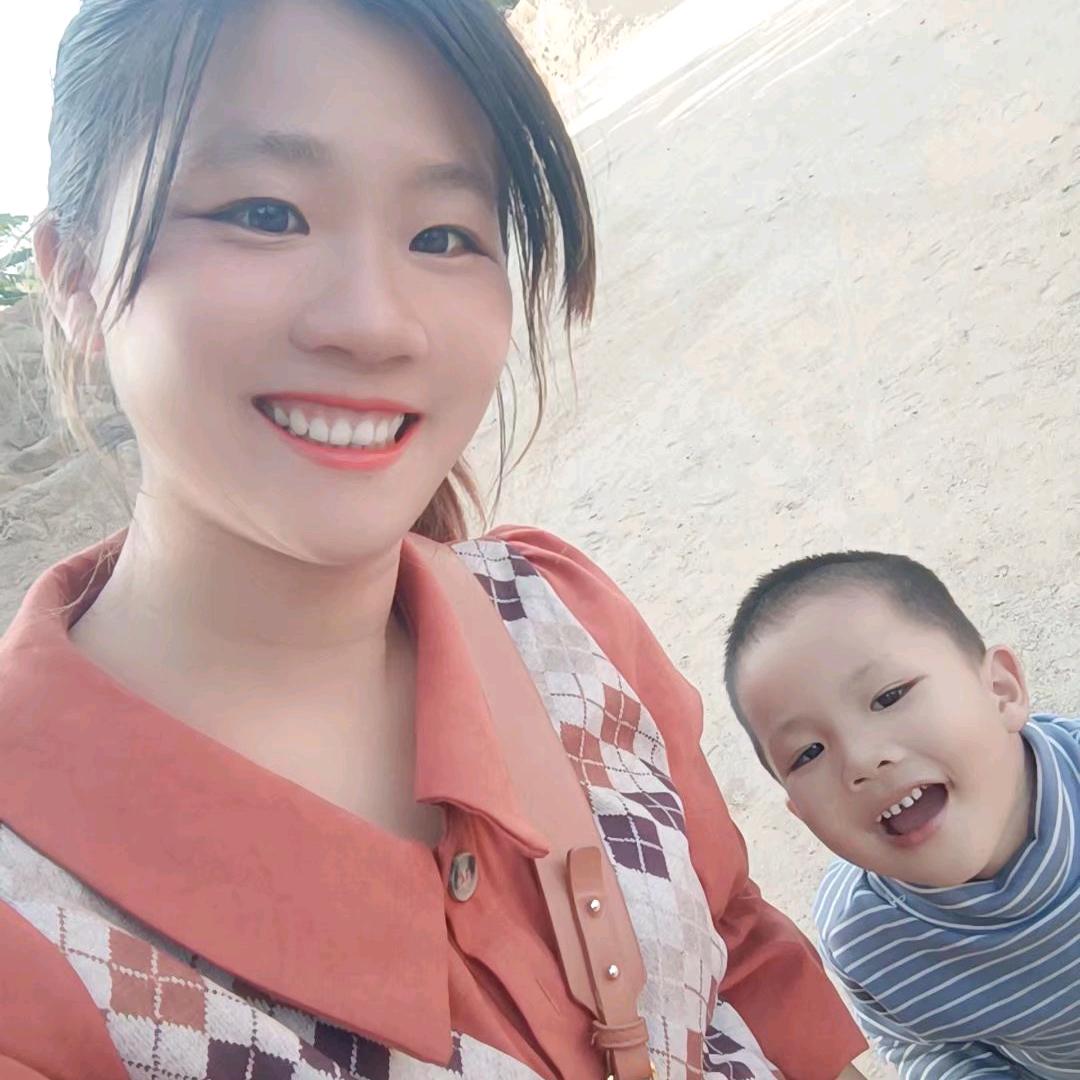 铲车姑娘