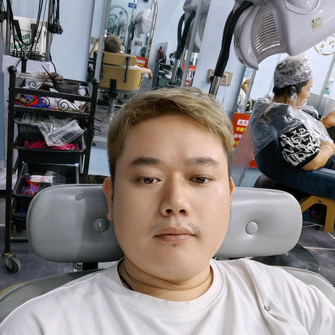 特别怪的发型师