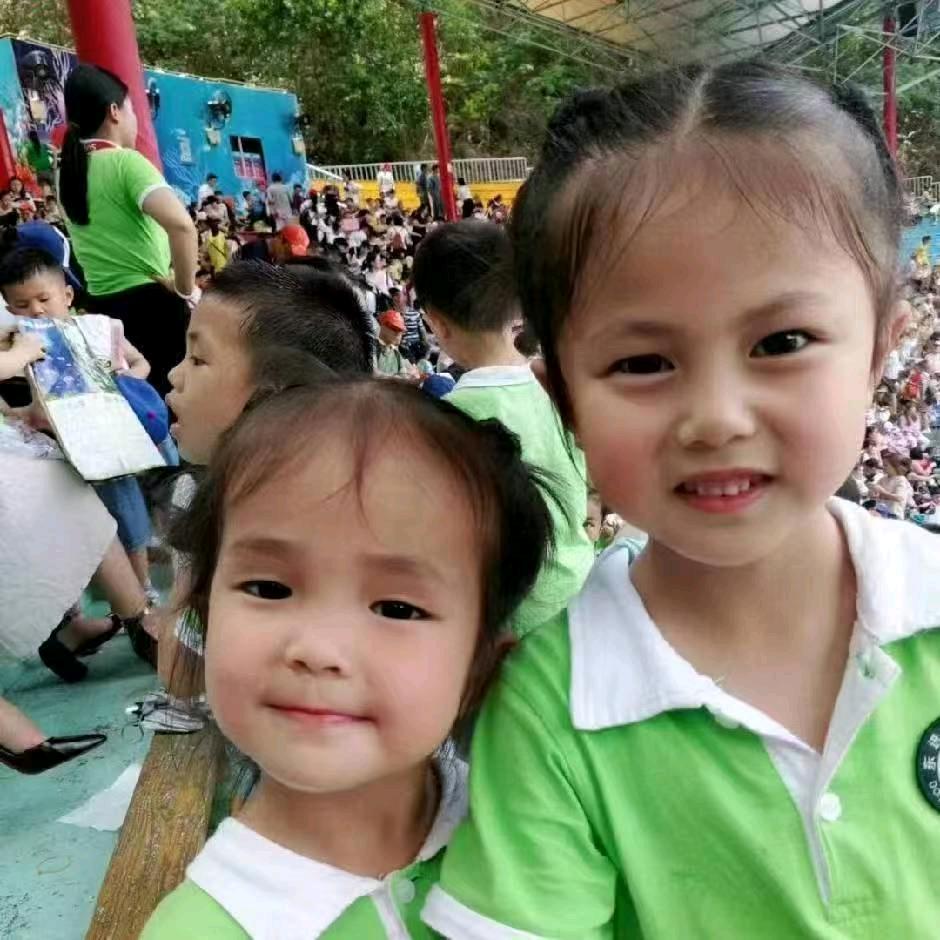 高仿双胞胎姐妹钢琴