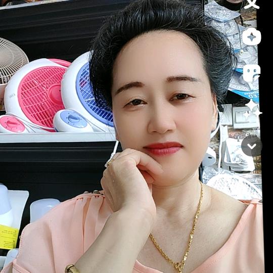 红衣，鸿源家用百货，
