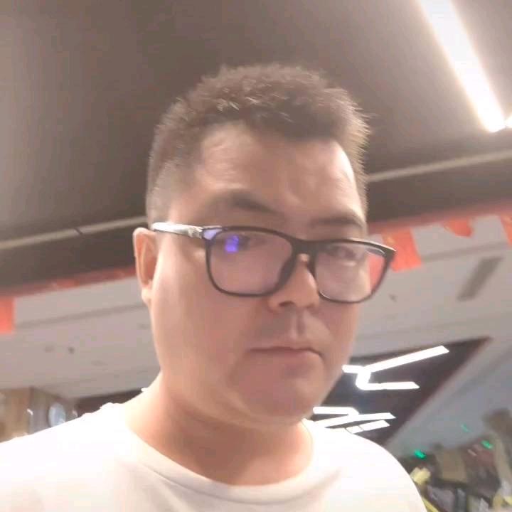 奔跑的青年