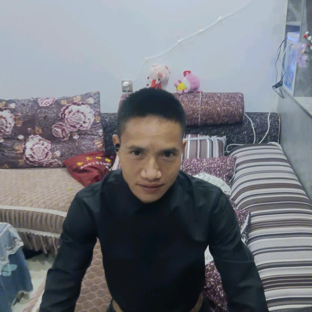 沉默寡言的  某