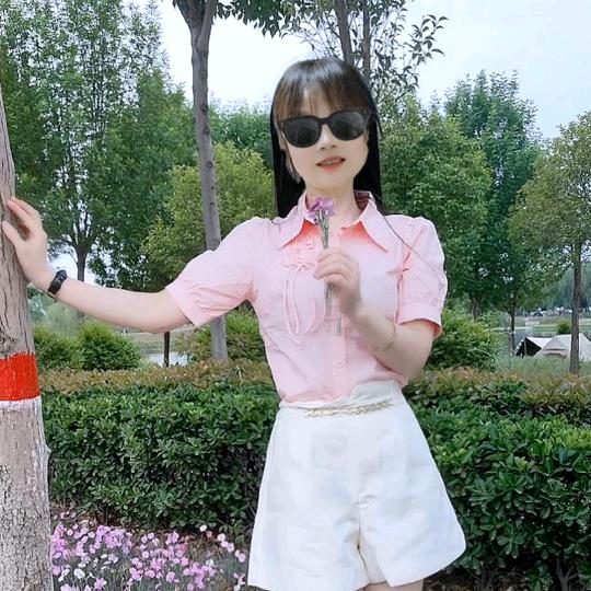 冰肌何曽惹尘埃