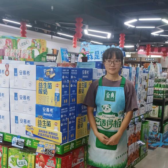 伊利福利官成都鑫本客胡玉婷