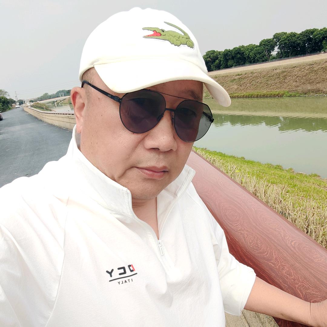 洪湖对岸的男人