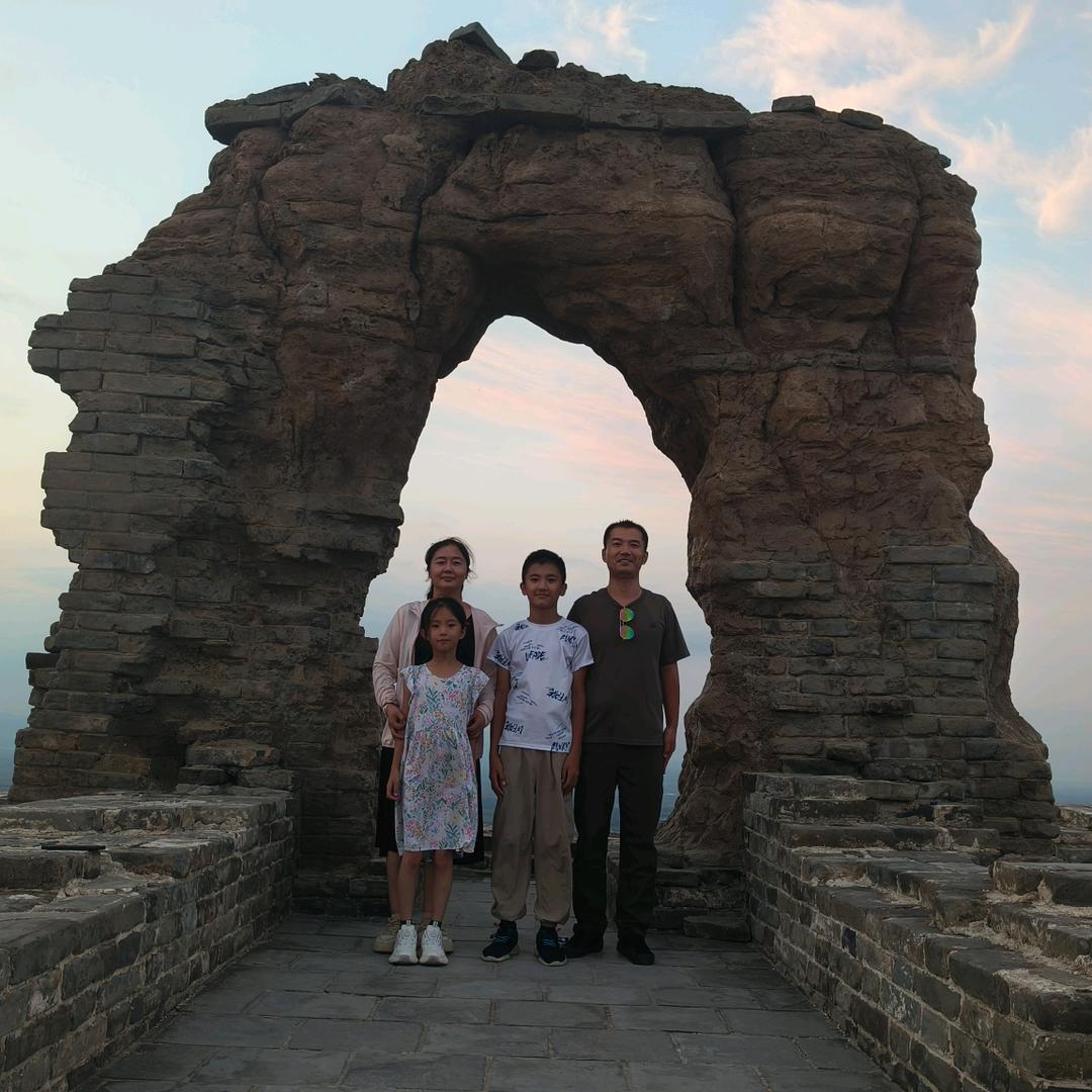 共饮滹沱这杯酒今朝醉览太行行