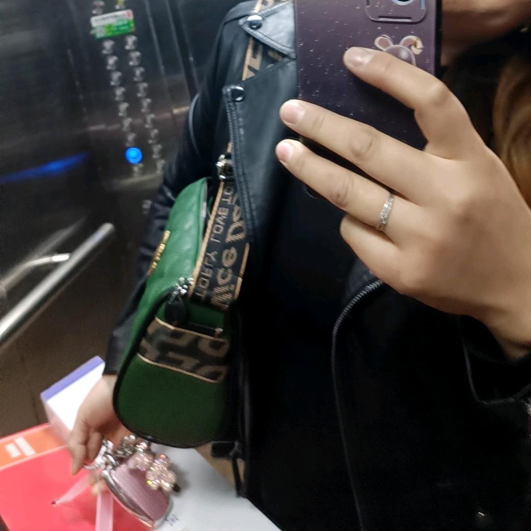 沈盈服装—郝微