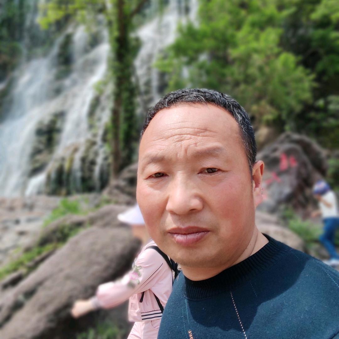 一个爱坐在车上听歌的男人