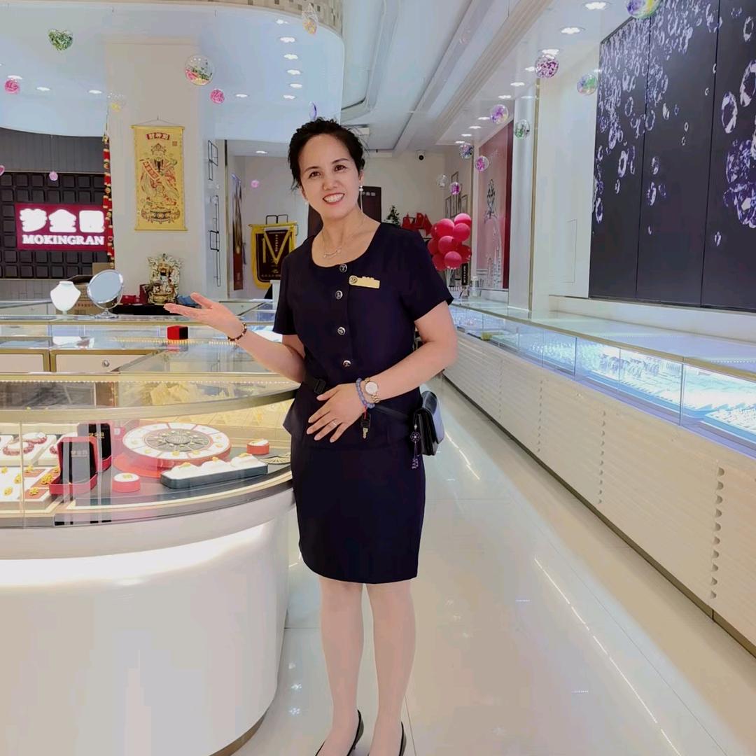 卖珠宝的大姐姐