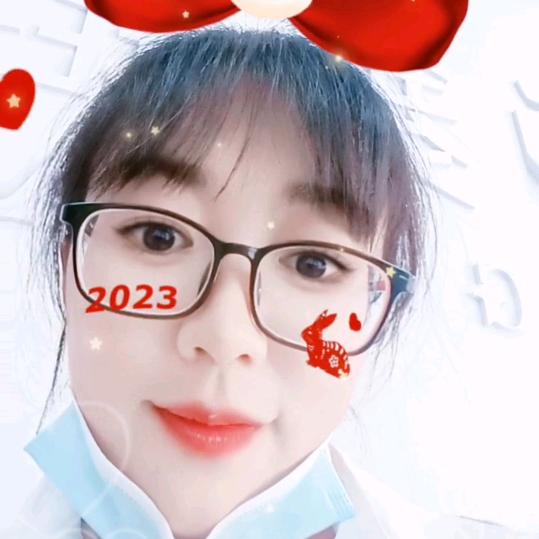 努力搬砖的小女孩