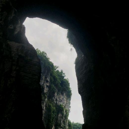 远看山有色，近听水无声……