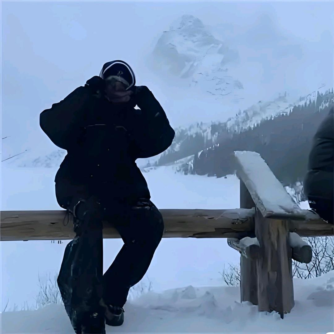 ☹
