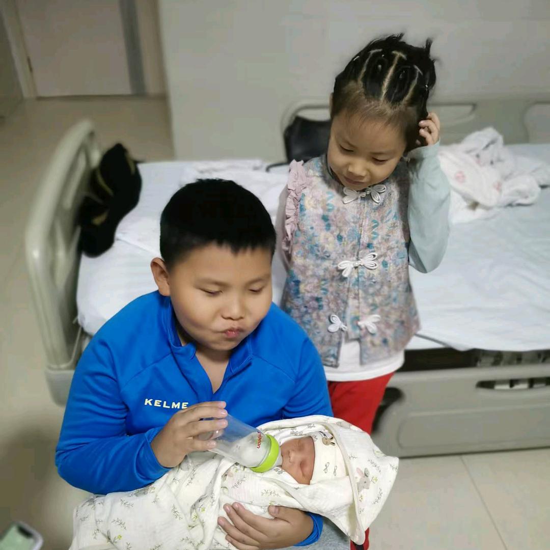 曼曼的大哥和小弟